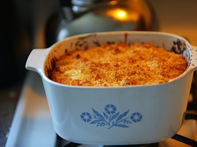 Une cocotte de gratin tout juste sortie du four