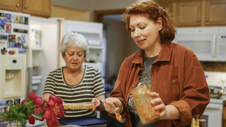 Deux femmes préparent un repas dans une cuisine